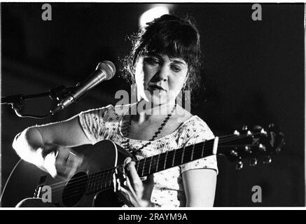 KRISTIN HERSH, BRISTOL, 1994 : Kristin Hersh de Throwing Muses donne un concert acoustique au Bristol St George’s Hall le 24 mars 1994. Photographie : Rob Watkins. INFO : Kristin Hersh, chanteuse-compositrice américaine, est connue pour son rôle influent dans le rock alternatif. En tant que pionnière de Throwing Muses, sa voix distinctive et ses compositions poétiques, présentées dans des œuvres solo telles que HIPS and Makers, ont laissé un impact durable sur les paysages de la musique alternative et indépendante. Banque D'Images