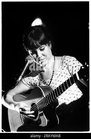 KRISTIN HERSH, BRISTOL, 1994 : Kristin Hersh de Throwing Muses donne un concert acoustique au Bristol St George’s Hall le 24 mars 1994. Photographie : Rob Watkins. INFO : Kristin Hersh, chanteuse-compositrice américaine, est connue pour son rôle influent dans le rock alternatif. En tant que pionnière de Throwing Muses, sa voix distinctive et ses compositions poétiques, présentées dans des œuvres solo telles que HIPS and Makers, ont laissé un impact durable sur les paysages de la musique alternative et indépendante. Banque D'Images