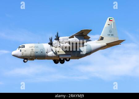 L'armée de l'air koweïtienne Lockheed Martin KC-130J (Reg : KAF326) en finale piste 31 dans l'après-midi. Banque D'Images