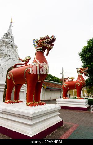 Belle et magnifique conception de la statue des Lions rouges en face du Wat Phra que Hariphunchai, province de Lamphun Thaïlande. Banque D'Images