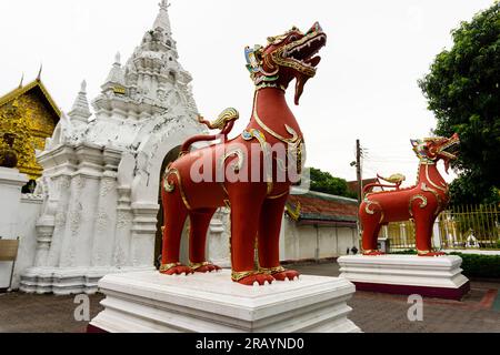 Belle et magnifique conception de la statue des Lions rouges en face du Wat Phra que Hariphunchai, province de Lamphun Thaïlande. Banque D'Images