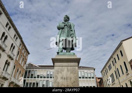 Daniele Manin statue par Luigi Borro (1826 - 1880) en un jour d'été ensoleillé à Venise, Italie Banque D'Images