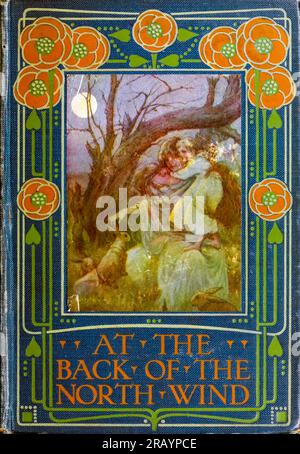 Couverture du livre ' à l'arrière du vent du Nord ' de MacDonald, George, 1824-1905 Date de publication 1911 Éditeur Londres : Blackie à l'arrière du vent du Nord est un livre pour enfants écrit par l'auteur écossais George MacDonald. Il a été publié en feuilleton dans le magazine pour enfants Good Words for the Young Beginning en 1868 et a été publié sous forme de livre en 1871. C'est un fantasme centré sur un garçon nommé Diamond et ses aventures avec le vent du Nord. Diamond voyage avec la mystérieuse Lady North Wind à travers les nuits. Le livre comprend le conte de fées Little Daylight, qui a été tiré Banque D'Images