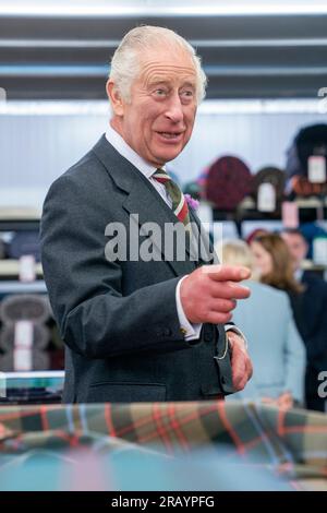 Le roi Charles III lors d'une visite à Lochcarron d'Écosse à l'usine textile Waverley à Selkirk, dans les Scottish Borders, dans le cadre de la première semaine de Holyrood depuis le couronnement du roi. Date de la photo : jeudi 6 juillet 2023. Banque D'Images