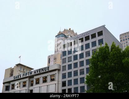 Les bijoux de luxe Tiffany & Co et les immeubles de grands magasins Saks Fifth Avenue à Union Square San Francisco Californie États-Unis Banque D'Images