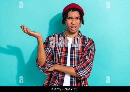 Portrait photo de attrayant jeune soulever la main offensé argument habillé élégant vêtement à carreaux isolé sur fond de couleur cyan Banque D'Images