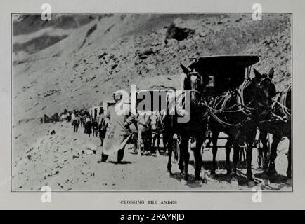 Traverser les Andes du livre Argentina and her people of Today : an account of the coutumes, characteristics, amusements, histoire et progrès des Argentins, and the Development and resources of their country by Winter, Nevin O. (Nevin Otto), 1869-1936 publié à Boston par L.C. Page dans 1911 Banque D'Images