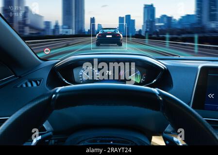 Scène de conduite autonome urbaine du point de vue du plongeur, présentant un graphique de conduite autonome, une voiture, une rue urbaine et des bâtiments Banque D'Images