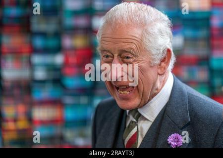 Le roi Charles III lors d'une visite à Lochcarron d'Écosse à l'usine textile Waverley à Selkirk, dans les Scottish Borders, dans le cadre de la première semaine de Holyrood depuis le couronnement du roi. Date de la photo : jeudi 6 juillet 2023. Banque D'Images