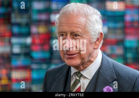 Le roi Charles III lors d'une visite à Lochcarron d'Écosse à l'usine textile Waverley à Selkirk, dans les Scottish Borders, dans le cadre de la première semaine de Holyrood depuis le couronnement du roi. Date de la photo : jeudi 6 juillet 2023. Banque D'Images