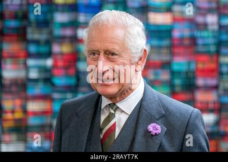 Le roi Charles III lors d'une visite à Lochcarron d'Écosse à l'usine textile Waverley à Selkirk, dans les Scottish Borders, dans le cadre de la première semaine de Holyrood depuis le couronnement du roi. Date de la photo : jeudi 6 juillet 2023. Banque D'Images