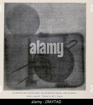 Boite en aluminium sous rayons X de l'article LA DÉCOUVERTE par LE PROFESSEUR RONTGEN D'Une NOUVELLE RADIANCE. Par Michael I. Pupin du magazine Engineering CONSACRÉ AU PROGRÈS INDUSTRIEL Volume X octobre 1896 NEW YORK The Engineering Magazine Co Banque D'Images