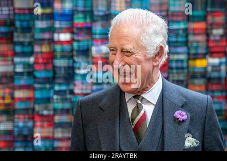 Le roi Charles III lors d'une visite à Lochcarron d'Écosse à l'usine textile Waverley à Selkirk, dans les Scottish Borders, dans le cadre de la première semaine de Holyrood depuis le couronnement du roi. Date de la photo : jeudi 6 juillet 2023. Banque D'Images