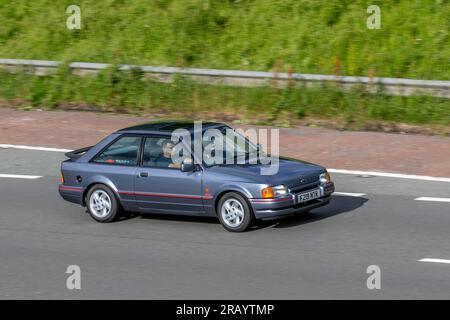 Années 1988 80 Ford Escort XR3 INJ argenté, Grey car Hatchback essence 1597 cc ; voyageant à grande vitesse sur l'autoroute M6 dans le Grand Manchester, Royaume-Uni Banque D'Images