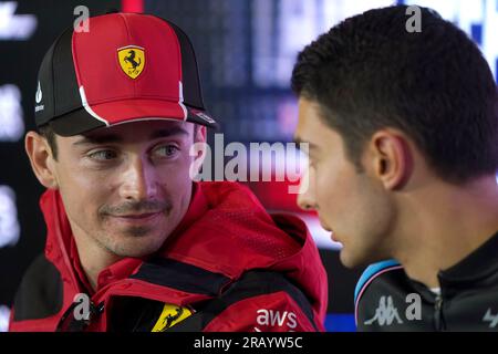 Charles Leclerc de Ferrari (à gauche) et Esteban Ocon d'Alpine lors des conférences de presse des pilotes le jour du paddock avant le Grand Prix de Grande-Bretagne 2023 à Silverstone, Towcester. Date de la photo : jeudi 6 juillet 2022. Banque D'Images