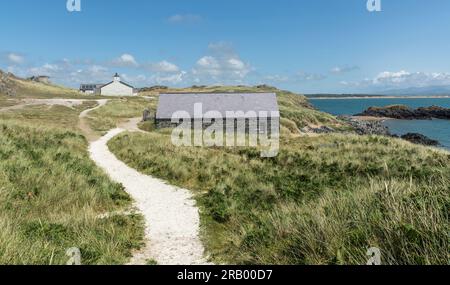 Boat House and Pilot cottages, Ynys Llanddwyn, Anglesey, North Wales, UK. Prise le 4 juillet 2023. Banque D'Images