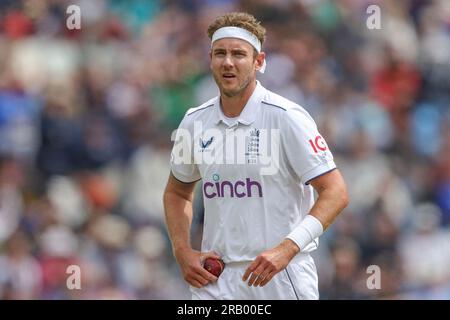 Leeds, Royaume-Uni. 06 juillet 2023. Stuart Broad d'Angleterre polit le ballon lors de la LV= Insurance Ashes Third Test Series Day 1 Angleterre - Australie au Headingley Stadium, Leeds, Royaume-Uni, le 6 juillet 2023 (photo de Mark Cosgrove/News Images) à Leeds, Royaume-Uni le 7/6/2023. (Photo de Mark Cosgrove/News Images/Sipa USA) crédit : SIPA USA/Alamy Live News Banque D'Images