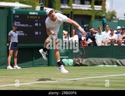 Londres, Royaume-Uni. 06 juillet 2023. Le canadien Denis Shapovalov sert dans son match de deuxième ronde contre le français Gregoire Barrere lors de la quatrième journée des championnats de Wimbledon 2023 à Londres, le jeudi 06 juillet 2023. Photo Hugo Philpott/UPI crédit : UPI/Alamy Live News Banque D'Images