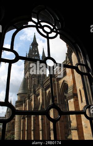 Vue des bâtiments de l'université de Glasgow prise de l'intérieur à travers la fenêtre voûtée Banque D'Images