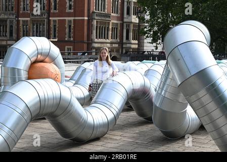 Conçue pour le jardin de l’artiste, cette œuvre spécifique au site occupe la vaste terrasse sur le toit de la station de métro Temple. Le projet poursuit le dévouement de theCoLAB à commander des installations contemporaines novatrices par des femmes artistes dans ce site unique d’un demi-acre. Le jardin de l’artiste est réalisé en partenariat étroit avec le conseil municipal de Westminster depuis 2021. Le slackwater émergera comme un immense enchevêtrement sculptural qui tisse l’histoire aqueuse de son emplacement au bord de la rivière, avec des références aux rythmes abstraits de la Tamise et aux mouvements liquides. Banque D'Images