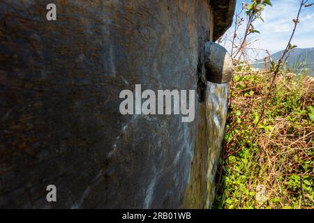 Soupape de sortie débordante d'un réservoir circulaire en béton construit dans la zone rurale d'Uttarakhand. Réservoir de récupération d'eau. Banque D'Images