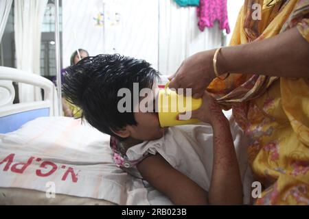 Dhaka Bangladesh 6July 2023.les enfants bangladais atteints de dengue souffrent de dengue lorsqu'ils reçoivent un traitement à l'intérieur du Croissant-Rouge de la Sainte famille Medi Banque D'Images