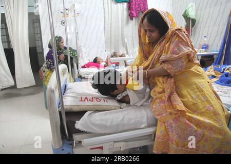 Dhaka Bangladesh 6July 2023.les enfants bangladais atteints de dengue souffrent de dengue lorsqu'ils reçoivent un traitement à l'intérieur du Croissant-Rouge de la Sainte famille Medi Banque D'Images