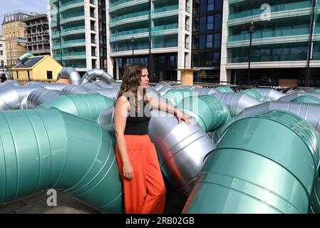 Conçue pour le jardin de l’artiste, cette œuvre spécifique au site occupe la vaste terrasse sur le toit de la station de métro Temple. Le projet poursuit le dévouement de theCoLAB à commander des installations contemporaines novatrices par des femmes artistes dans ce site unique d’un demi-acre. Le jardin de l’artiste est réalisé en partenariat étroit avec le conseil municipal de Westminster depuis 2021. Le slackwater émergera comme un immense enchevêtrement sculptural qui tisse l’histoire aqueuse de son emplacement au bord de la rivière, avec des références aux rythmes abstraits de la Tamise et aux mouvements liquides. Banque D'Images