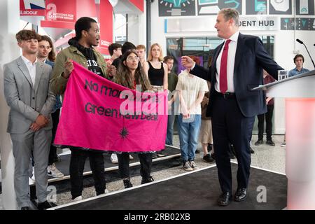 Les manifestants interrompent le chef du parti travailliste Sir Keir Starmer alors qu'il s'exprime lors du lancement de la cinquième et dernière mission du parti visant à briser les barrières aux opportunités à chaque étape, pour chaque enfant, au Mid Kent College à Gillingham dans le Kent. Date de la photo : jeudi 6 juillet 2023. Banque D'Images