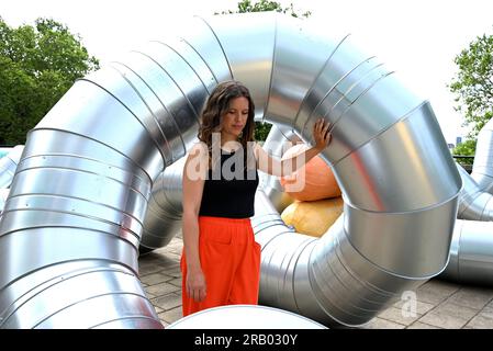 Conçue pour le jardin de l’artiste, cette œuvre spécifique au site occupe la vaste terrasse sur le toit de la station de métro Temple. Le projet poursuit le dévouement de theCoLAB à commander des installations contemporaines novatrices par des femmes artistes dans ce site unique d’un demi-acre. Le jardin de l’artiste est réalisé en partenariat étroit avec le conseil municipal de Westminster depuis 2021. Le slackwater émergera comme un immense enchevêtrement sculptural qui tisse l’histoire aqueuse de son emplacement au bord de la rivière, avec des références aux rythmes abstraits de la Tamise et aux mouvements liquides. Banque D'Images