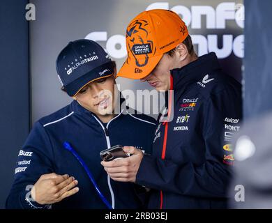 6 juillet 2023. SILVERSTONE - Nyck de Vries (AlphaTauri) et Max Verstappen (Red Bull Racing) sur le circuit de Silverstone avant le Grand Prix de Grande-Bretagne. ANP SEM VAN DER WAL crédit : ANP/Alamy Live News Banque D'Images