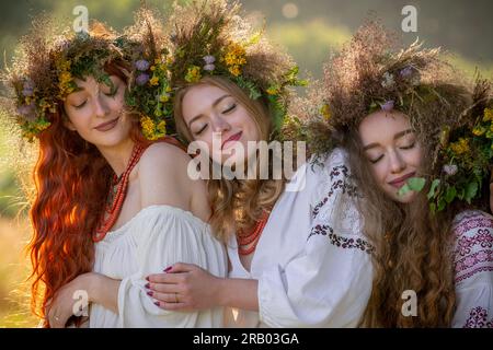 Londres, Royaume-Uni. 6 juillet 2023. Les Ukrainiens célèbrent Ivana-Kupala dans Richmond Park. Ivana Kupala Day, également connu sous le nom Ivana-Kupala ou Kupala Night, est une fête folklorique païenne traditionnelle dans les cultures slaves orientales. Les filles créent et portent des couronnes de fleurs et effectuent divers rituels. Initialement, Ivana-Kupala était un rite païen de fertilité qui était également lié à la célébration du solstice d'été lorsque les nuits sont les plus courtes. Après l'arrivée du christianisme, les rites étaient entrelacés avec la fête chrétienne de la Nativité de Jean-Baptiste. Crédit : Guy Corbishley/Alamy Live News Banque D'Images