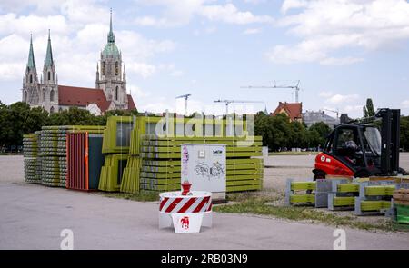 Munich, Allemagne. 06 juillet 2023. Les composants d'une tente de bière peuvent être vus sur le Theresienwiese, le terrain de l'Oktoberfest. La 188e Wiesn aura lieu cette année du 16.09.- 03.10.2023. Crédit : Sven Hoppe/dpa/Alamy Live News Banque D'Images