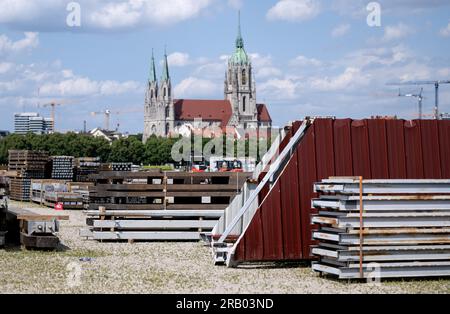 Munich, Allemagne. 06 juillet 2023. Les composants d'une tente de bière peuvent être vus sur le Theresienwiese, le terrain de l'Oktoberfest. La 188e Wiesn aura lieu cette année du 16.09.- 03.10.2023. Crédit : Sven Hoppe/dpa/Alamy Live News Banque D'Images