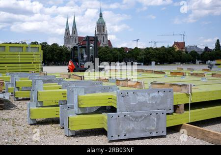 Munich, Allemagne. 06 juillet 2023. Les composants d'une tente de bière peuvent être vus sur le Theresienwiese, le terrain de l'Oktoberfest. La 188e Wiesn aura lieu cette année du 16.09.- 03.10.2023. Crédit : Sven Hoppe/dpa/Alamy Live News Banque D'Images
