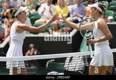 Londres, Royaume-Uni. 06 juillet 2023. L'ukrainienne Elina Svitolina et la belge Elise Mertens photographiées après le match entre la belge Mertens et l'ukrainienne Svitolina, lors du second tour en simple féminin, au tournoi de tennis de Wimbledon 2023 au All England tennis Club, dans le sud-ouest de Londres, en Grande-Bretagne, jeudi 06 juillet 2023. En raison du mauvais temps, le jeu a dû être suspendu mardi et mercredi, et beaucoup de matchs ont dû être reportés. BELGA PHOTO BENOIT DOPPAGNE crédit : Belga News Agency/Alamy Live News Banque D'Images