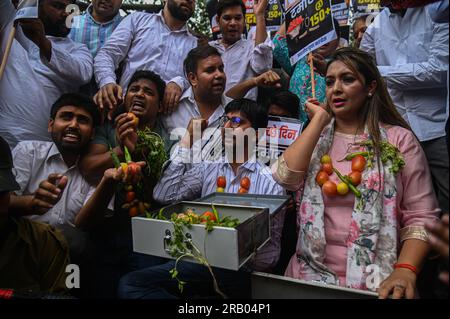 New Delhi, Delhi, Inde. 6 juillet 2023. Les partisans et les membres de la branche jeunesse de la principale opposition indienne, le Congrès national indien, crient des slogans et placards pour protester contre la hausse des prix des légumes et l'inflation croissante dans le pays, à New Delhi, en Inde. (Image de crédit : © Kabir Jhangiani/ZUMA Press Wire) USAGE ÉDITORIAL SEULEMENT! Non destiné à UN USAGE commercial ! Banque D'Images