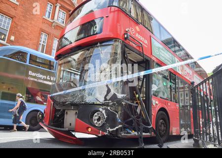 Londres, Royaume-Uni. 6 juillet 2023. Un bus a été gravement endommagé après une collision à Bloomsbury, dans le centre de Londres. Selon un ambulancier sur les lieux, il est fort probable qu'il est entré en collision avec un garde-corps et il n'y a pas eu de blessés. Crédit : Vuk Valcic/Alamy Live News Banque D'Images