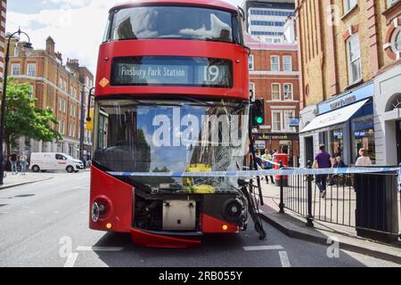 Londres, Royaume-Uni. 6 juillet 2023. Un bus a été gravement endommagé après une collision à Bloomsbury, dans le centre de Londres. Selon un ambulancier sur les lieux, il est fort probable qu'il est entré en collision avec un garde-corps et il n'y a pas eu de blessés. Crédit : Vuk Valcic/Alamy Live News Banque D'Images