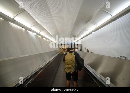 Paris, France - 25 juin 2023 : personnes utilisant les escaliers mécaniques du métro à Paris France Banque D'Images