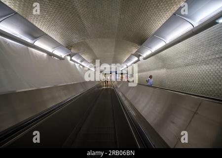 Paris, France - 25 juin 2023 : personnes utilisant les escaliers mécaniques du métro à Paris France Banque D'Images