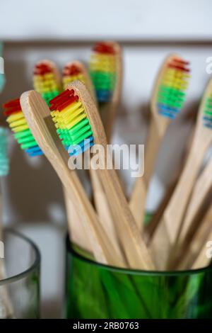 Brosses à dents écologiques en bambou avec poils en plastique recyclé de différentes couleurs Banque D'Images