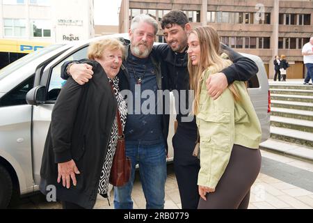 Tim Edwards, père d'elle Edwards, avec des membres de sa famille, y compris sa mère (à gauche), devant la Cour de la Couronne de Liverpool après que Connor Chapman ait été reconnu coupable de son meurtre. Elle a été tuée devant le pub Lighthouse dans Wallasey Village, Wirral, la veille de Noël l'année dernière. Date de la photo : jeudi 6 juillet 2023. Banque D'Images