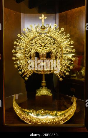 Guadalest, Alicante, Espagne - 14 janvier 2023 : monstrance pour adoration dans une église catholique. Le symbole religieux est de couleur or Banque D'Images