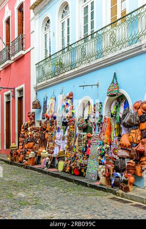 Commerce de rue de produits typiques, souvenirs et cadeaux de divers types dans les rues et trottoirs de Pelourinho dans la ville de Salvador, Bahia Banque D'Images