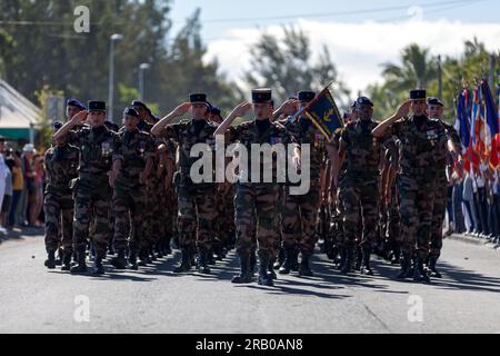 Saint-Paul, la Réunion - juin 28 2017 : le bataillon de soldats français de la RSMA marche lors d'une cérémonie mensuelle récompensant les jeunes soldats. Banque D'Images