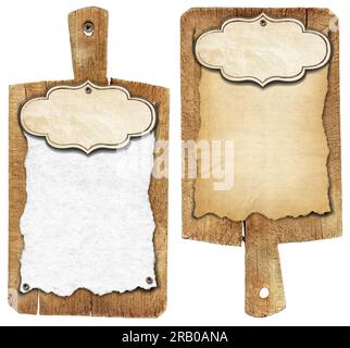 Vieilles planches à découper en bois avec feuille de papier vierge (parchemin) et étiquette, isolé sur fond blanc, modèle pour recettes ou menu de nourriture et de boissons. Banque D'Images