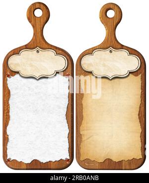 Vieilles planches à découper en bois avec feuille de papier vierge (parchemin) et étiquette, isolé sur fond blanc, modèle pour recettes ou menu de nourriture et de boissons. Banque D'Images