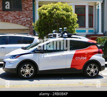 Une croisière auto-conduite toute la voiture électrique Chevrolet Bolt auto-formation conduisant dans la rue San Francisco Californie USA Banque D'Images