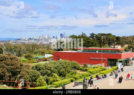 Touristes au Golden Gate Bridge Pavilion Welcome Center avec la ville Skyline dans la distance San Francisco Californie USA Banque D'Images